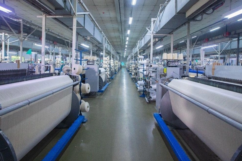 In che modo la selezione del tessuto influisce sulla produzione di capi in tessuto ortogonale?